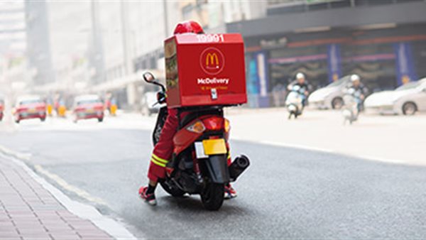 عمال توصيل مطعم ماكدونالدز