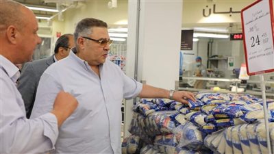 محافظ البحر الأحمر يقود حملة على المحلات التجارية لمتابعة الأسعار| صور
