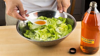 فوائد خل التفاح لتقليل السكر والكوليسترول.. تحذير من طريقة الاستخدام الخاطئة