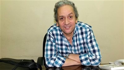 وقعت داخل الحمام.. المخرج عمر عبد العزيز يكشف تفاصيل إصابته بكسر في الكاحل