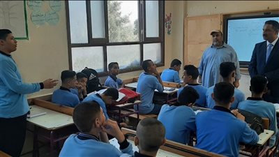 خلال جولة له.. مدير تعليم الجيزة يحاور الطلاب حول مشروعات الدولة القومية