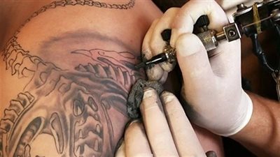 رسام وشوم يتبرع بجزء من أرباحه لـ فلسطين: الانتقادات مش هتخليني أتراجع عن قراري