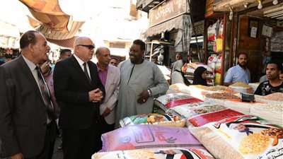 لتطبيق مبادرة خفض الأسعار.. محافظ قنا يتفقد أسواق الخضراوات والفاكهة ومحال السلع الغذائية: إجراءات رادعة ضد المخالف