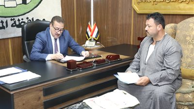 مساعدات إنسانية وحلول فورية.. محافظ المنوفية يستقبل عددًا من المواطنين في الديوان العام