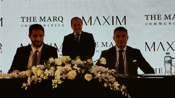 جانب من التوقيع