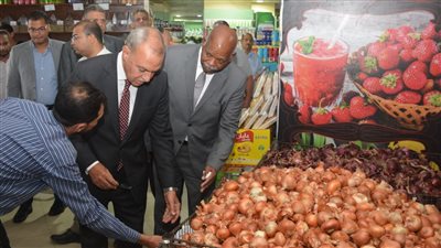 محافظ القليوبية يتفقد معارض بيع السلع بأسعار مخفضة بأحياء غرب وشرق شبرا الخيم