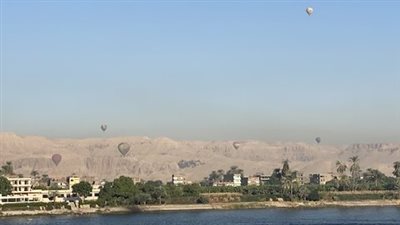 بألوان تزين السماء.. 1650 سائحا على متن 55 رحلة بالون طائر بالأقصر