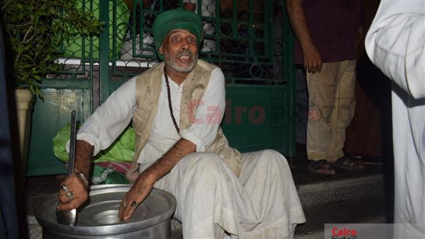 يحتفل المئات اليوم