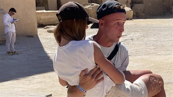 سائح يحمل صديقتة