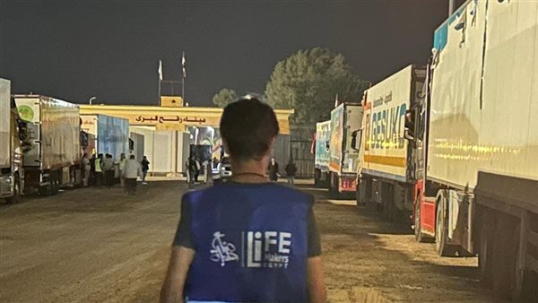 وصول شاحنات إلى معبر