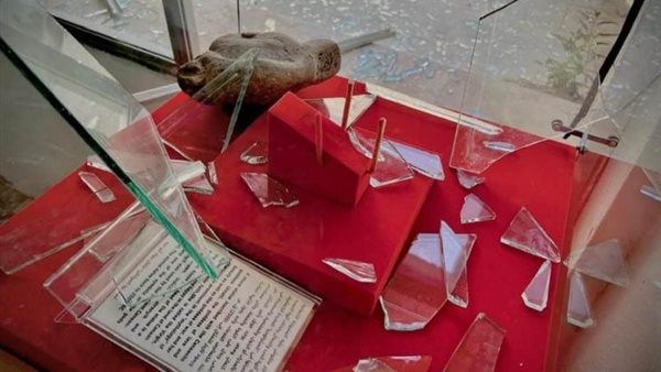 تهشم مقتنيات متحف