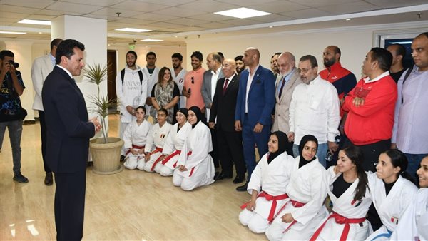 وزير الرياضة مع بعثة