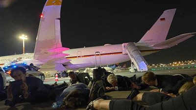 صواريخ المقاومة تجبر المستشار الألماني والوفد المرافق له الاستلقاء على أرض مطار بن جوريون في إسرائيل