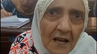 مسنة تستكمل دراستها في كلية آداب المنصورة: بتعامل مع زمايلي على أني طالبة زيهم | بث مباشر 