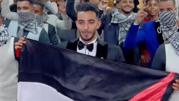 عريس يحتفل بزفافه