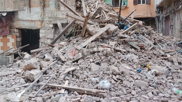 سقوط عقار مكون من