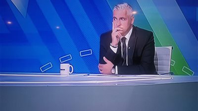 سيف زاهر يبكي على الهواء تأثرا بمداخلة للمعلق الفلسطيني هشام معمر