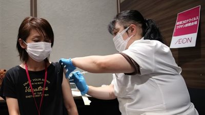 اليابان تعتزم شراء 9 ملايين جرعة إضافية من لقاح فايزر ومليون أخرى من موديرنا لمواجهة فيروس كورونا