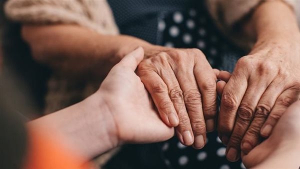 زوجة ترعى والدتها-