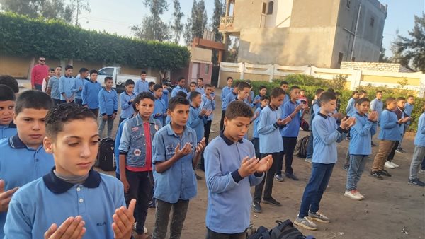 طلاب المدارس يقرأون