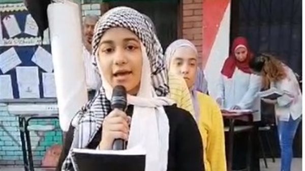 طالبة تلقي قصيدة