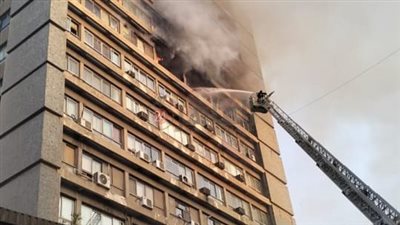 الدفع بـ10 سيارات إطفاء.. الحماية المدنية تسيطر على حريق داخل عقار بوسط البلد |صور