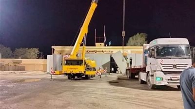 مراسل القاهرة 24: إسرائيل تقصف الحدود الفلسطينية بجوار المعبر وتأخر دخول المساعدات