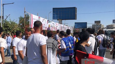 بدء تجمع المواطنين أمام المنصة لدعم القضية الفلسطينية