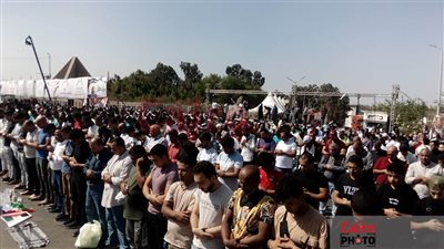 آلاف المواطنين يتظاهرون أمام النصب التذكاري بطريق النصر دعمًا للقضية الفلسطينية