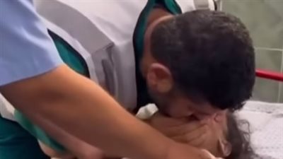 أطباء يتمكنون من إنعاش رئوي لقلب طفلة جراء قصف منزل عائلتها في رفح | فيديو