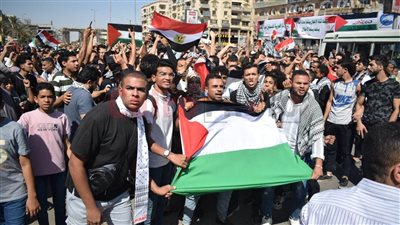 بالأعلام والهتافات.. حشود في ميدان الحصري دعمًا للقضية الفلسطينية