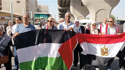 بالأعلام والهتافات.. العاملين بتعليم القاهرة يشاركون في المظاهرات الداعمة للقضية الفلسطينية