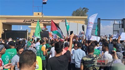 المئات يتظاهرون أمام معبر رفح تضامنا مع الشعب الفلسطيني | صور