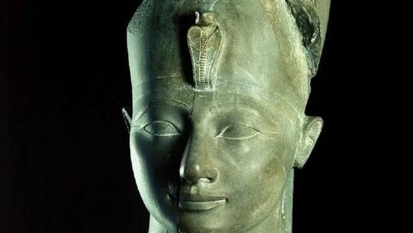 تمثال من حجر الشست