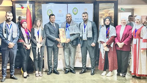 وزير الرياضة مع الوفد