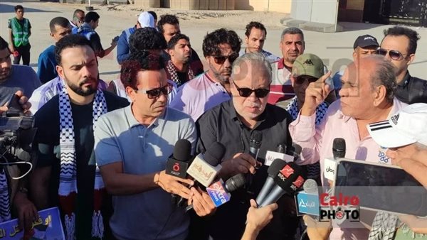 نجوم الفن يتظاهرون