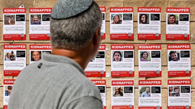 تقارير عبرية: تسليم المحتجزتين الأمريكيتين إلى الصليب الأحمر في غزة قبل نقلهما إلى إسرائيل عبر مصر