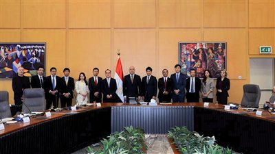 وزير الإسكان يلتقي شركات يابانية ويعرض عليها الفرص المتاحة في مجالي العقارات ومحطات التحلية
