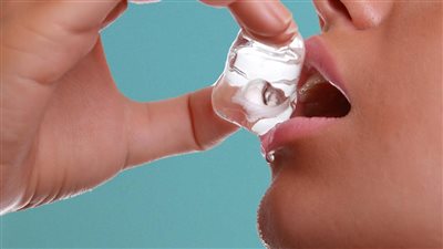 علاج تقرحات الفم من الصيدلية وخطوات أخرى منزلية.. الملح والطحينة والعسل