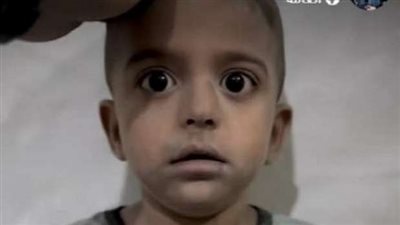 استشهد والده ووالدته وإخوته في القصف.. أين ذهب طفل غزة المرتجف بعد الفيديو الشهير؟