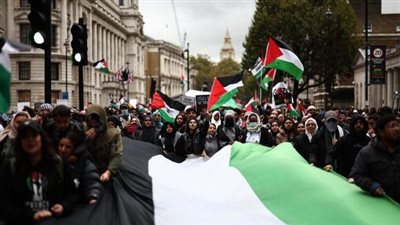  100 ألف شخص يخرجون إلى شوارع لندن للمطالبة بإنهاء الحرب في غزة ودعم فلسطين