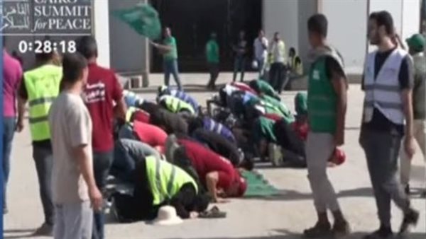 المتطوعون على المعبر