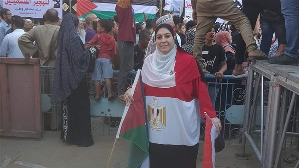 برلمانية ترتدي عباءة