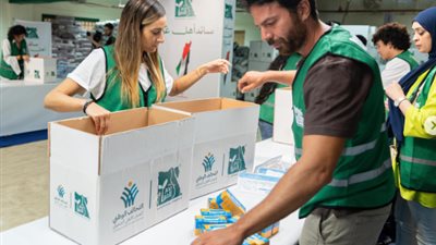 أمينة خليل وأسماء جلال وعمر الشناوي يتطوعون لتحضير المساعدات لأهالي غزة | صور