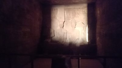 تعامد الشمس على وجه رمسيس الثاني بمعبد أبو سمبل بأسوان | صور