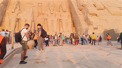 2100 زائر مصري وأجنبي حضروا ظاهرة تعامد الشمس على وجه رمسيس الثاني