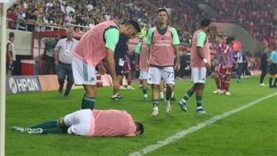 بسبب الألعاب النارية.. إيقاف مباراة أولمبياكوس وباناثينايكوس في الدوري اليوناني | صور
