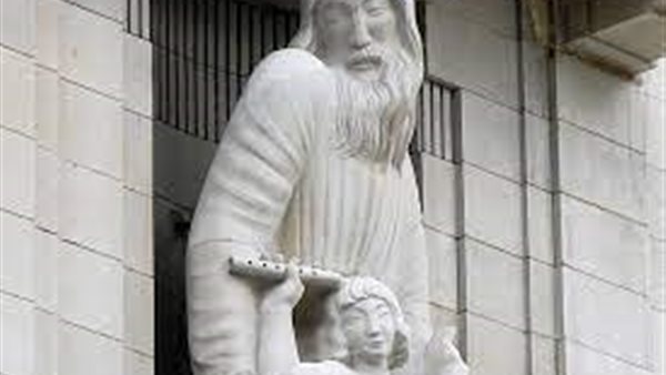 ترميم التمثال المثير