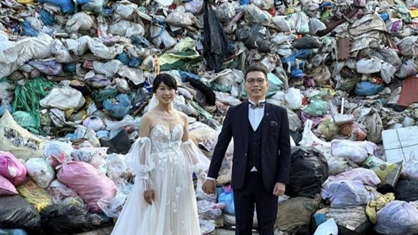 عروسان يحتفلان بزفافهما