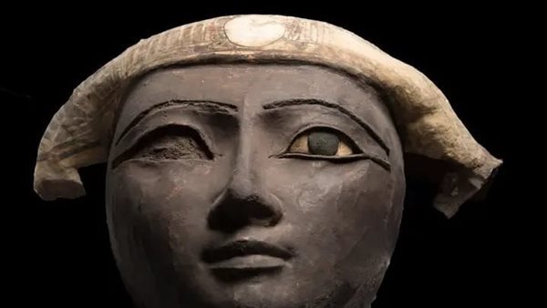 وجه تابوت مخزنة بالمتحف